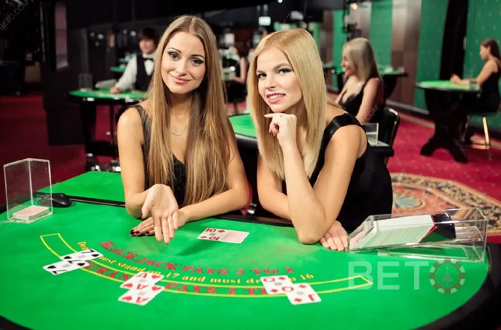 Meja permainan live dengan dealer yang ditampilkan melalui kamera
